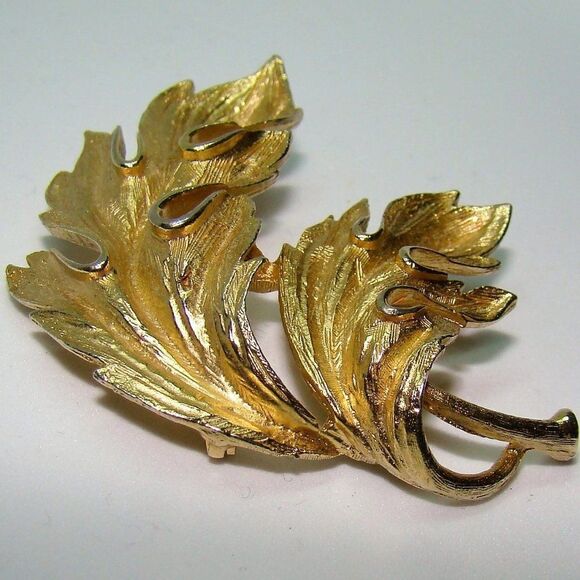 Vintage Gold Tone Leaf Brooch Signed Lisner - Picture 3 of 7